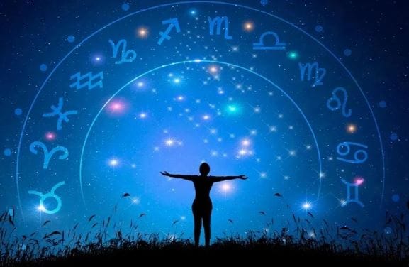 धनू राशीचे लोक येत्या 6 एप्रिलनंतर करिअरमध्ये मोठी झेप घेतील. नोकरी बदलण्याची ही योग्य वेळ आहे. कामाच्या ठिकाणी केलेली मेहनत कामी येईल. चांगले प्रमोशनही होऊ शकते. आर्थिक गुंतवणूक करण्याआधी घरच्यांचा सल्ला घ्या. तसेच वाहन सावकाश चालवा. किरकोळ अपघात होऊ शकतो.