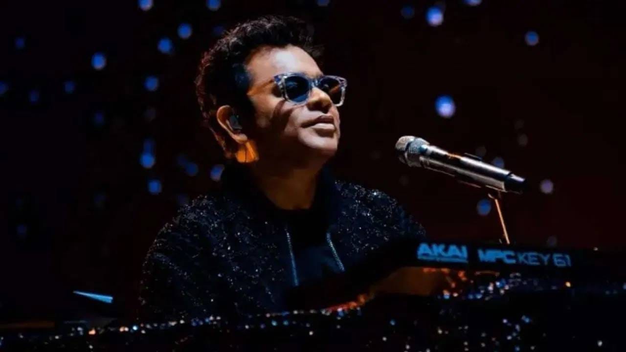 आशा भोसले यांनी सोशल मीडियावर गायकांमध्ये फक्त म्यूजिक लेजेंड एआर रहमान यांनाच फॉलो केलं. आशा भोसले यांनी संगीत दिग्दर्शक एआर रहमान यांच्यासोबत बरचं काम केलय. जे प्रेक्षकांनाही खूप आवडलं. एआर रहमान यांच्याबद्दल बोलायचं झाल्यास त्यांनी हिंदी आणि साऊथच्या चित्रपटांमध्ये कमालीचं संगीत दिलं. आपल्या गाण्यांनी त्यांनी प्रेक्षकांची मनं जिंकली. 1991 साली स्वत: त्यांनी म्यूझिक रेकॉर्डिंग सुरु केली.