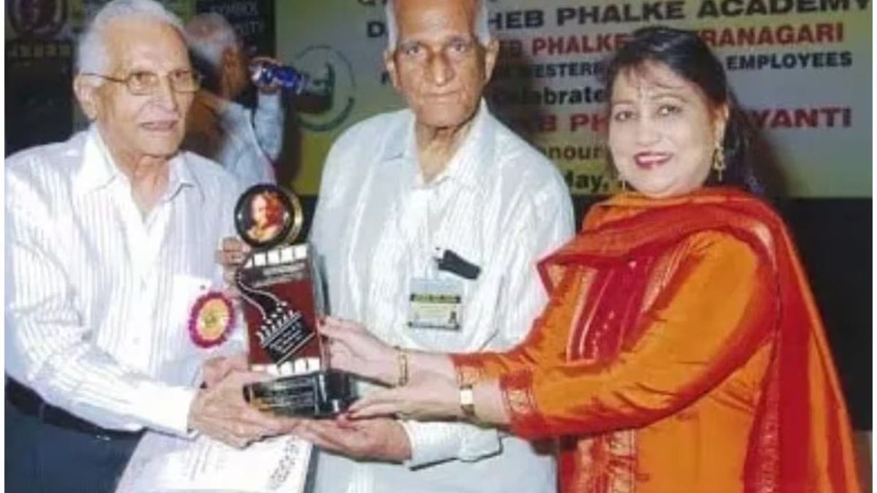  दिवंगत अर्जन लुल्ला हे इरॉस इंटरनॅशनलचे संस्थापक आहेत. त्यांचा मुलगा किशोर लुल्ला यांची एकूण संपत्ती ७,४०० कोटी रुपये आहे.