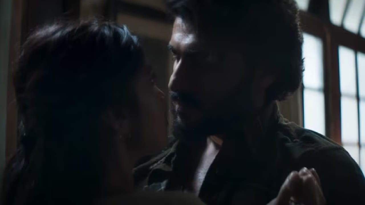 हा चित्रपट म्हणजे The Lady Killer. जेव्हा हा चित्रपट रिलीज झाला त्या दिवशी या चित्रपटाने अत्यंत निराशाजनक कामगिरी केली. देशभरातील केवळ 12 थिएटरमध्ये प्रदर्शित झालेल्या या चित्रपटाचे फक्त 293 तिकीट विकले गेले आणि सुमारे 38 हजार रुपयांचीच कमाई झाली.