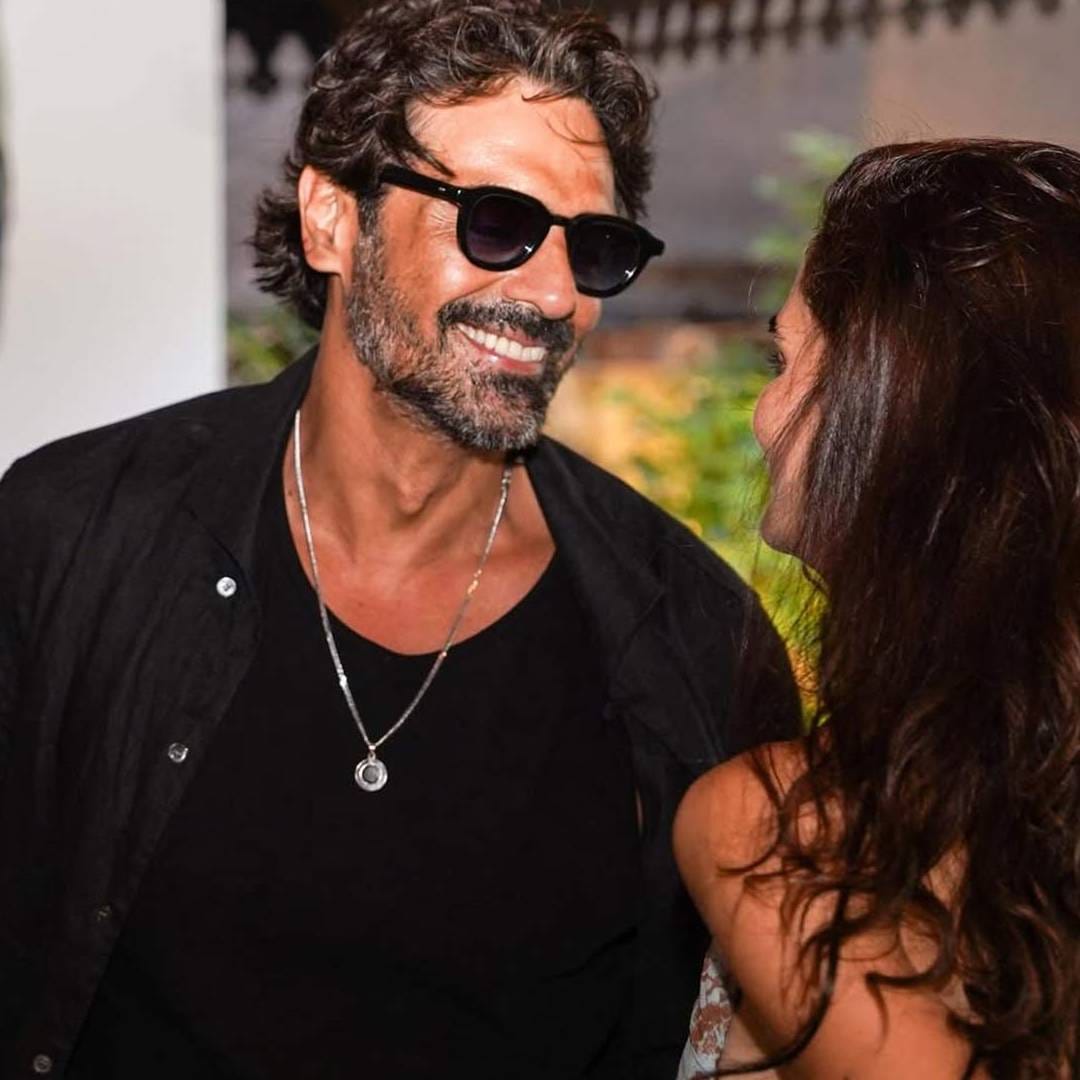 ग्रॅबिएलाबद्दल बोलायचं झाल्यास ती एक लोकप्रिय मॉडलं आहे. 39 वर्षांची आहे. मागच्या काही वर्षांपासून ती 53 वर्षीय अर्जुन रामपालसोबत रिलेशनशिपमध्ये आहे. दोघांच्या वयात 14 वर्षांचं अंतर आहे. वय मात्र त्यांच्या प्रेमात कधी आडवं आलं नाही. 