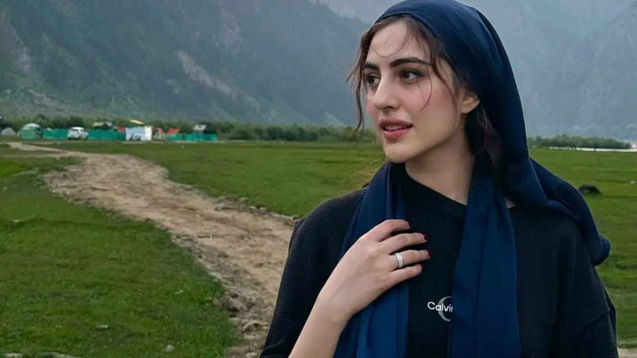 पण अद्यार अर्शदीप सिंह आणि समरीन कौर यांनी त्यांच्या नात्याबद्दल कोणतीच अधिकृत घोषणा केलेली नाही. पण व्हायरल फोटो समोर आल्यानंतर सर्वत्र दोघांच्या रिलेशनशिपच्या चर्चांनी जोर धरला आहे. समरीन सोशल मीडियावर देखील कायम सक्रिय असते.