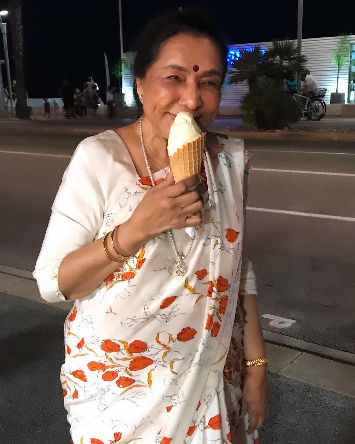 आशा भोसले यांची 'दम मारो दम', 'दिल चीज क्या है' आणि 'तनहा तनहा' यांसारखी अनेक गाणी आजही रसिकांच्या मनावर अधिराज्य गाजवत आहेत. आता त्या आपल्यात नसल्या तरी, त्यांच्या संगीताचा वारसा भारतीय चित्रपटसृष्टीच्या इतिहासात सदैव जिवंत राहील.