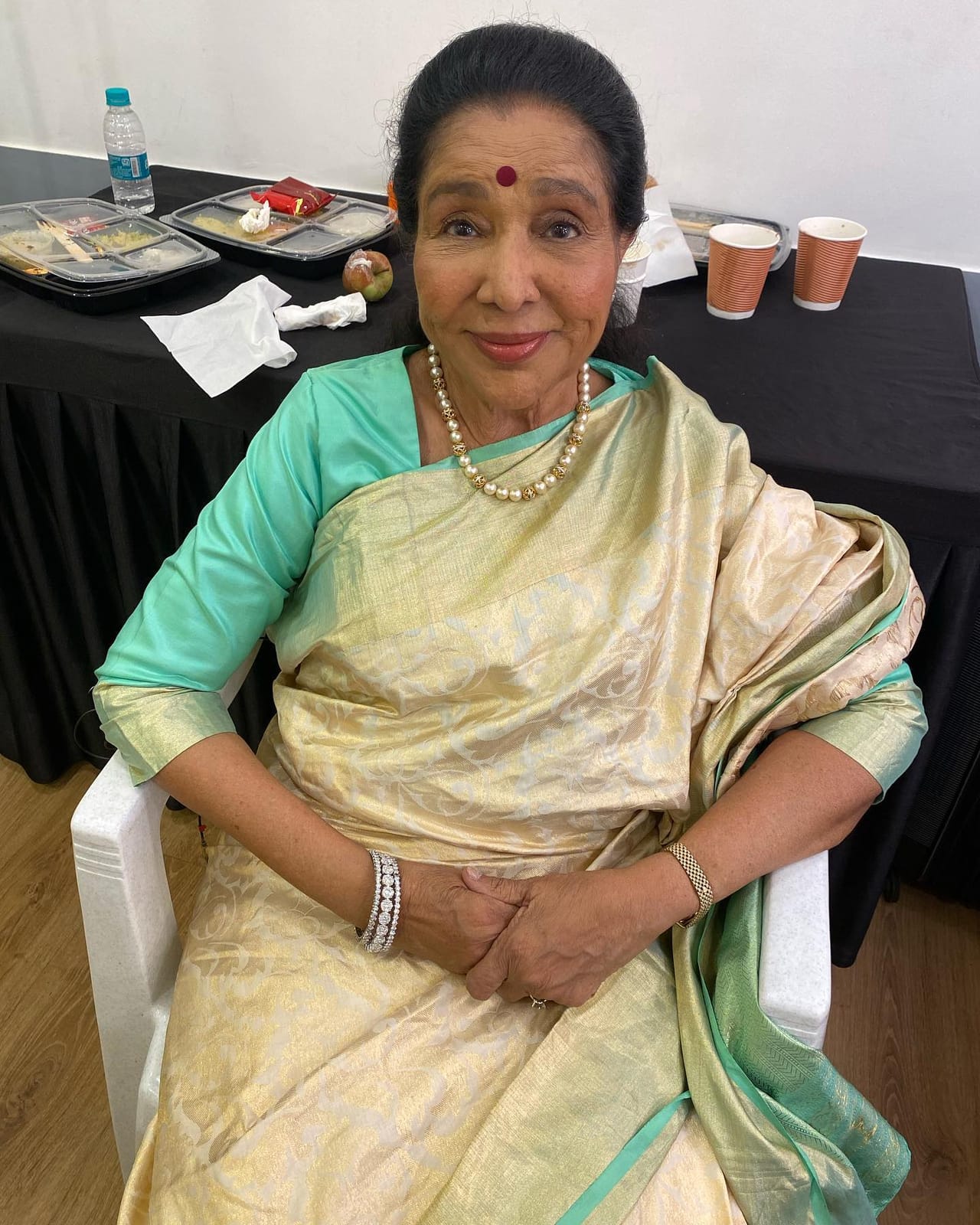 भारतीय चित्रपटसृष्टी आणि संगीत क्षेत्रासाठी आजचा दिवस अत्यंत दुःखद ठरला. हजारो अजरामर गीतांना आपल्या आवाजाने जिवंत करणाऱ्या ज्येष्ठ गायिका आशा भोसले यांचे आज निधन झाले.