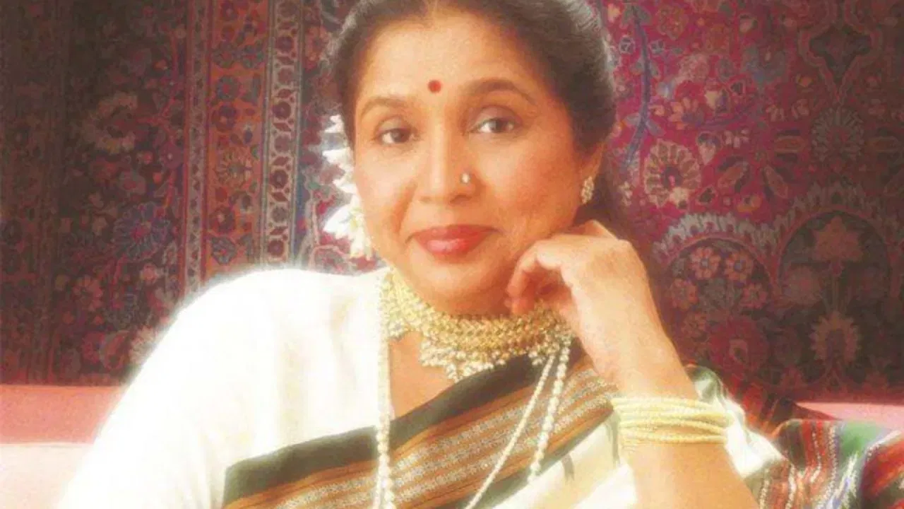 गेली सात दशके आपल्या गाण्याने संगीत क्षेत्राला वेगळ्या उंचीवर नेऊन ठेवणाऱ्या, आपल्या आवाजाने प्रत्येक मनावर अधिराज्य गाजवणाऱ्या ज्येष्ठ गायिका म्हणजे आशा भोसले. त्या कायम त्यांच्या खासगी आयुष्यामुळे तसेच व्यावसायिक आयुष्यामुळे चर्चेत होत्या. त्यांनी हजारो गाणी रेकॉर्ड केली आहेत. पण 70-80च्या दशकातील एका गाण्याने खळबळ माजली होती.