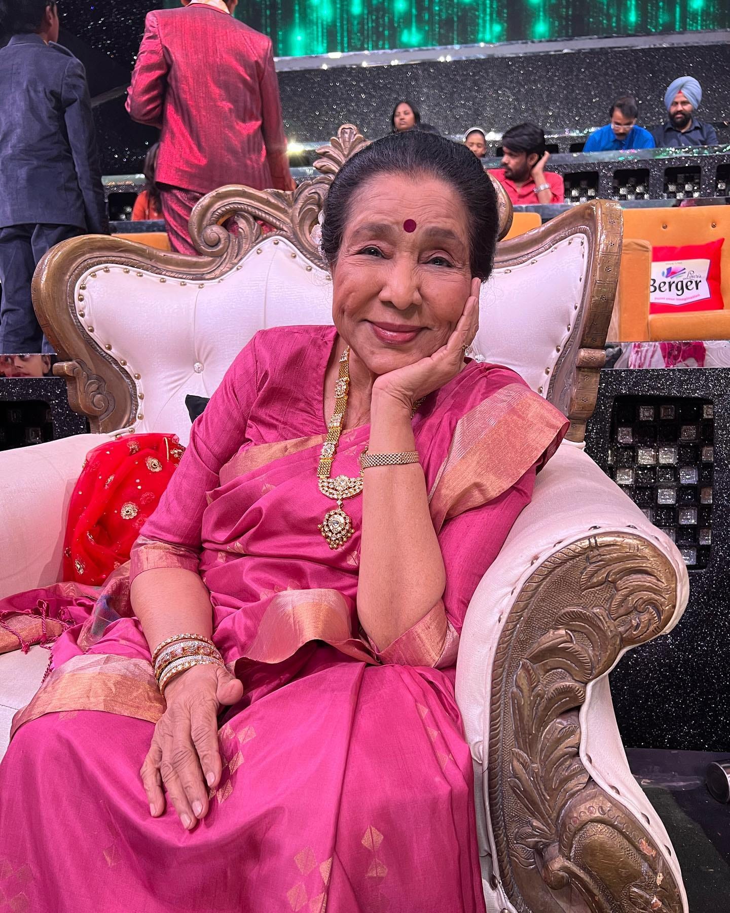 मुंबईच्या गजबजलेल्या आयुष्यात राहूनही आशा भोसले यांचे हृदय मात्र त्यांच्या मुळांशी घट्ट जोडलेले होते. मुंबईपासून सुमारे ३५० किलोमीटर अंतरावर असलेल्या सांगलीशी त्यांचे खास नाते होते.