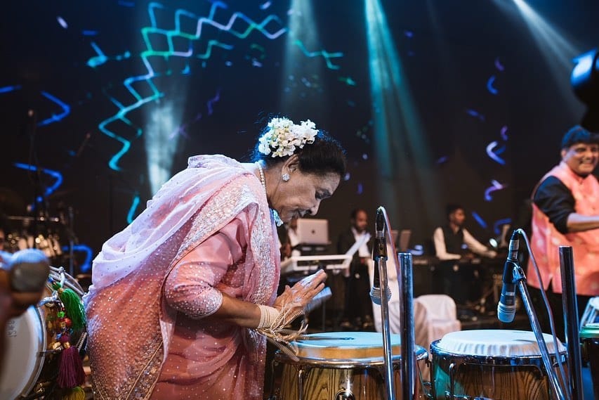 सांगली जिल्ह्यातील गोवर या लहान गावात आशाताई भोसलेंचा जन्म झाला. संगीतकार दीनानाथ मंगेशकर यांच्या या घरी संगीताची पहिली पाळेमुळे रोवली गेली. गोवरच्या त्या मातीतील सुसंस्कृत वातावरण आणि वडिलांकडून मिळालेली संगीताची देणगी, हाच त्यांच्या आयुष्याचा पाया ठरला.