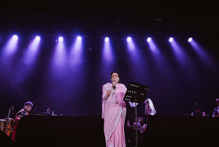 बालपणीच्या आठवणीत हे छोटेसे गाव सदैव त्यांच्या स्मरणात होते. त्यानंतर वडिलांच्या निधनानंतर मंगेशकर कुटुंब उपजीविकेसाठी पुणे, कोल्हापूरमार्गे मुंबईत स्थलांतरित झाले.