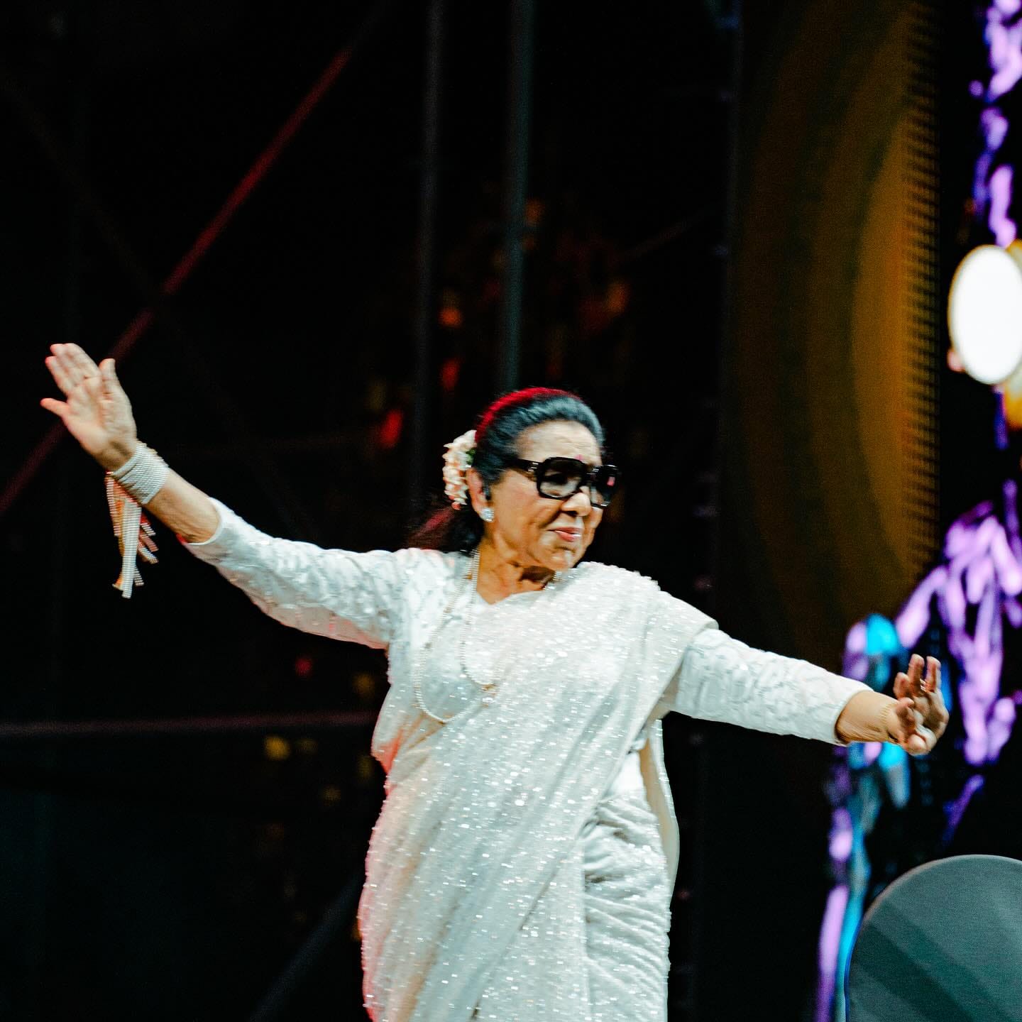 सुरुवातीच्या काळात अनेक नकार पचवून, त्यांनी आपल्या जिद्दीच्या जोरावर 'नया दौर'पासून ते 'उमराव जान'पर्यंतच्या चित्रपटांतून स्वतःचा ठसा उमटवला. ओ.पी. नय्यर आणि आर. डी. बर्मन यांच्या सोबतीने त्यांनी केलेल्या संगीताच्या प्रयोगांनी भारतीय संगीत विश्वाला एक नवी दिशा दिली.