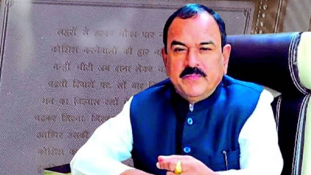 भोंदू खरातच्या मागे एक मोठं रॅकेट कार्यरत आहे. त्यामुळे देशाची सुरक्षा अडचणीत आली आहे. याबाबत राज्य सरकारकडे असलेले सर्व पुरावे केंद्र सरकारकडे द्यावेत, केंद्रीय संस्थांनी या प्रकरणाची कसून चौकशी करावी, अशी मागणीही रोहित पवार यांनी केली आहे. 
