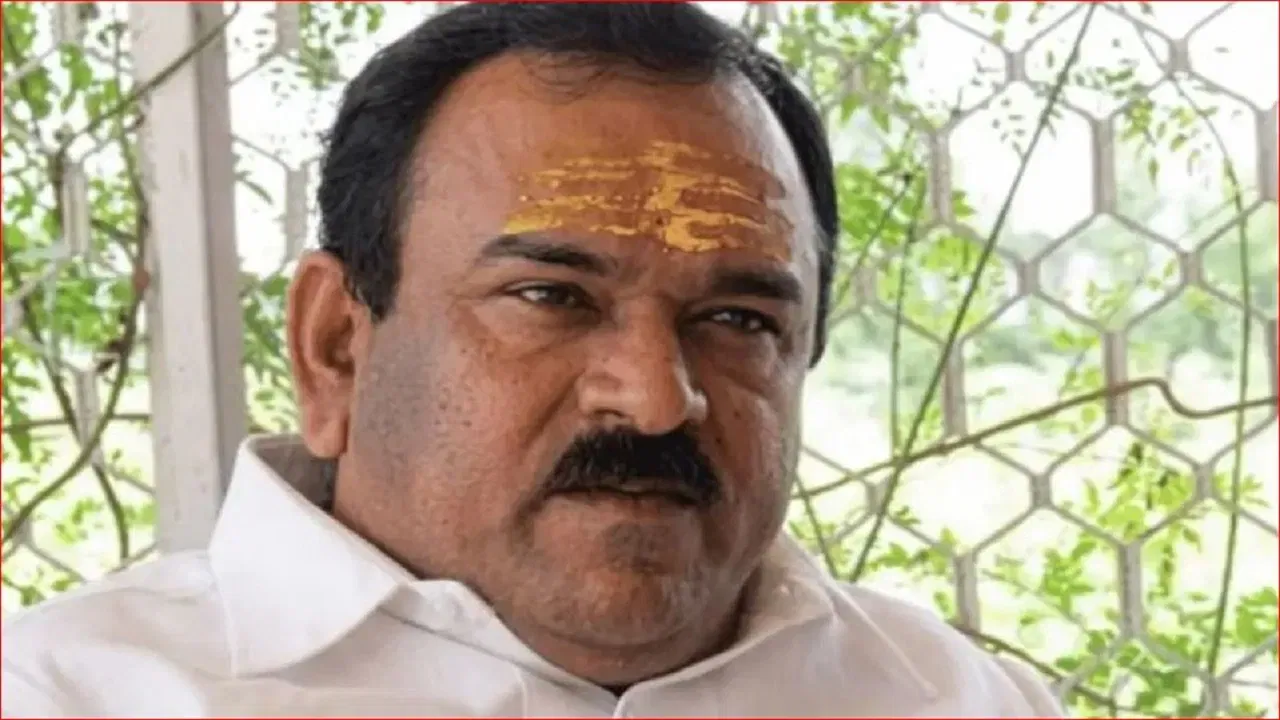 चौकशीदरम्यान अशोक खरात मानसिकदृष्ट्या पूर्णपणे खचला असल्याचे दिसून आले आहे. तो आता मरणाची भाषा बोलू लागला आहे. सूत्रांनी दिलेल्या माहितीनुसार खरातने चौकशीत म्हटले आहे की मी इथून बाहेर पडेन असे वाटत नाही माझं मरण इथेच आहे. याच अशोक खरातने स्वतःला दैवी अवतार म्हणवून अनेक महिलांचे लैंगिक शोषण केल्याचेही समोर आले आहे. सध्या त्याच्यावर एकूण १५ गुन्हे दाखल आहेत. त्यापैकी तिसऱ्या गुन्ह्यात त्याची सध्या चौकशी सुरू आहे. या चौकशीत खरातने फसवणुकीचा गुन्हा कबूल केल्याची माहिती मिळत आहे. एसआयटीच्या तपासात आणखी धक्कादायक खुलासे होण्याची शक्यता आहे.