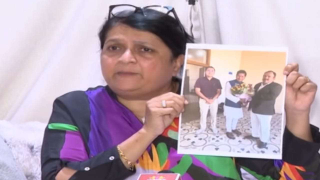 सामाजिक कार्यकर्त्या अंजली दमानिया यांनी अशोक खरात प्रकरणातील कथित आर्थिक गैरव्यवहार आणि फोन कॉल्सच्या तपशीलावरून पुन्हा एकदा खळबळ उडवून दिली आहे.