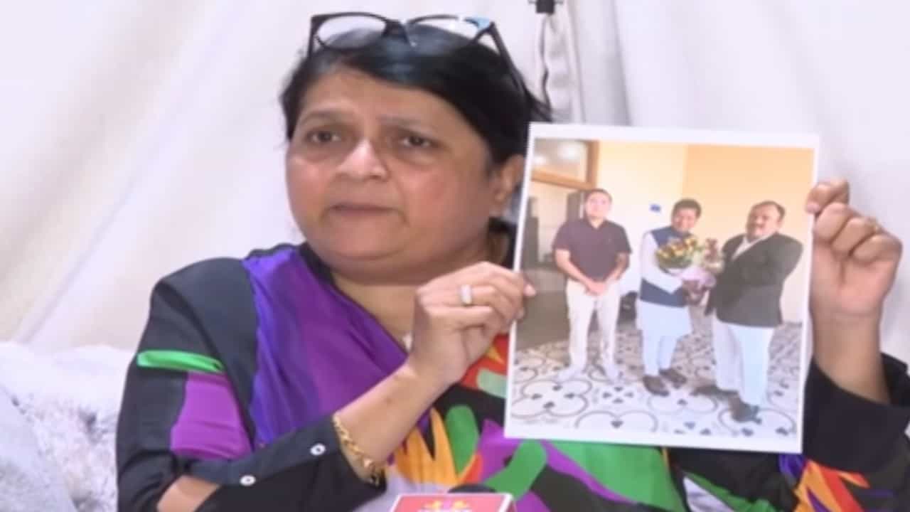 सामाजिक कार्यकर्त्या अंजली दमानिया यांनी अशोक खरात प्रकरणातील कथित आर्थिक गैरव्यवहार आणि फोन कॉल्सच्या तपशीलावरून पुन्हा एकदा खळबळ उडवून दिली आहे.