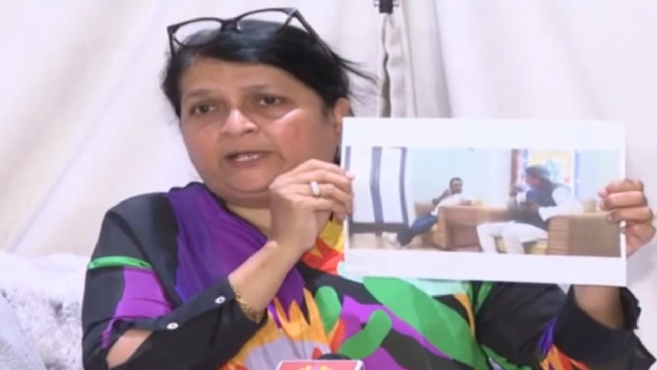 यात प्रामुख्याने उपमुख्यमंत्री एकनाथ शिंदे, मंत्री दीपक केसरकर, मंत्री दादा भुसे, सुनील तटकरे,  भाई जगताप या नेत्यांसोबतचे दीपक लोढेंचे फोटो आहेत. 