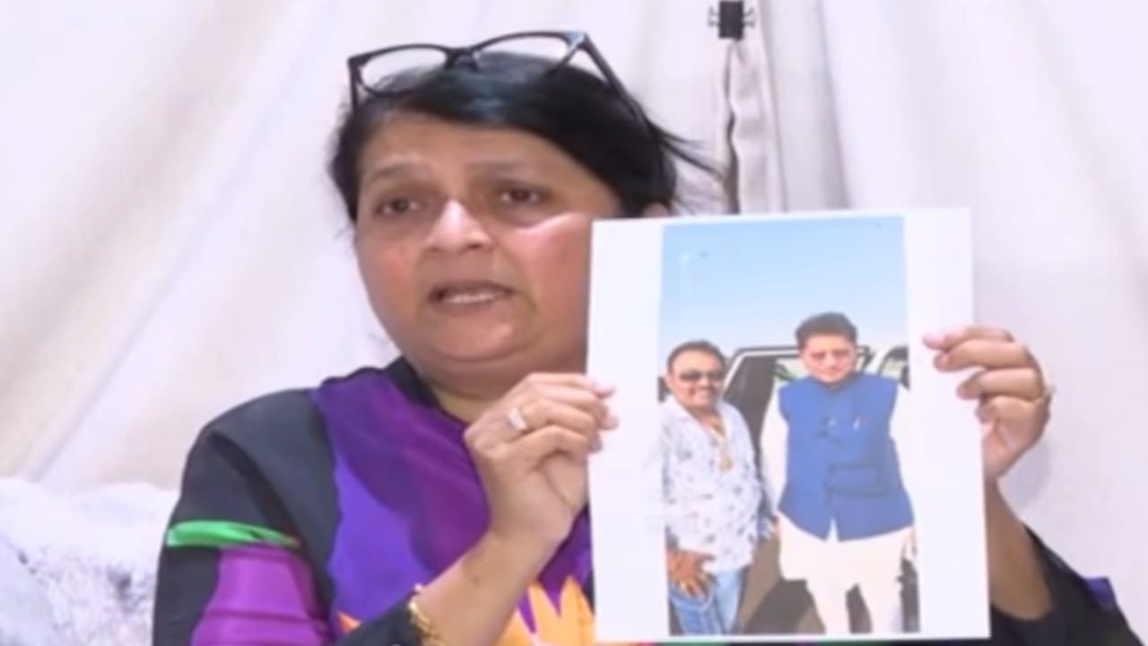 अंजली दमानिया यांनी सादर केलेल्या टॉप १० फोन नंबर्समध्ये सर्वाधिक संवाद साधणाऱ्यांमध्ये त्यांच्या कुटुंबातील सदस्य मुलगी आणि पत्नी आहेत. मात्र, या यादीत दुसऱ्या क्रमांकावर रुपाली चाकणकर यांचे नाव असल्याने दमानिया यांनी गंभीर शंका उपस्थित केली आहे.