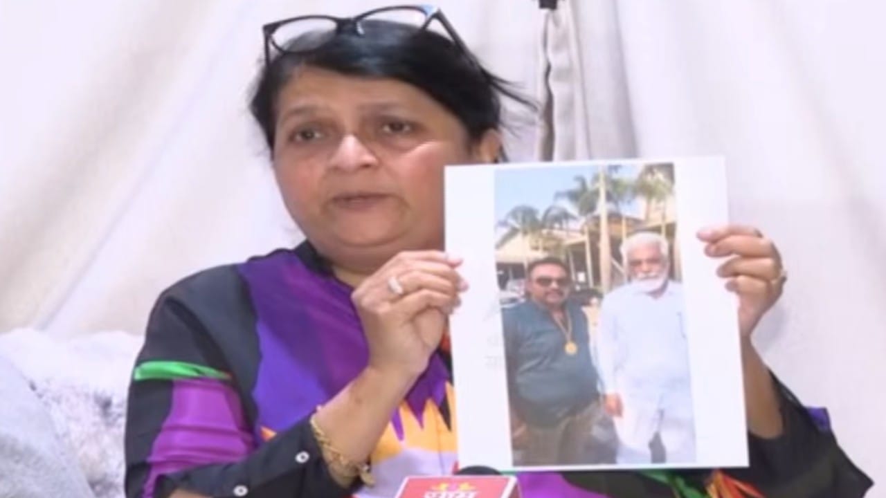 अशोक खरात यांच्याशी संबंधित असलेल्या फोन नंबरच्या यादीमध्ये राज्यातील काही बड्या राजकीय नेत्यांच्या जवळच्या व्यक्तींची नावे समोर आल्याने राजकीय वर्तुळात मोठी खळबळ उडाली आहे.