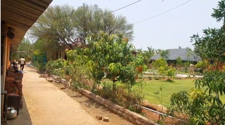  नाशिकचे भोंदू बाबा अशोक खरात याचे प्रकरण ताजे असताना बुवाबाजी प्रकरणात आणखी एक भोंदू बाबा मनोहर भोसले याला अटक झाली आहे. या भोंदू बाबा मनोहर भोसले याचा करमाळा तालुक्यातील घोटी या ठिकाणी आलिशान आश्रम आहे.