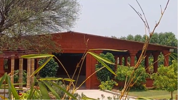 दर अमावस्येला शंभर ते दीडशे आलिशान गाड्या या माळरानावरील आलिशान आश्रमात येत असत. यामध्ये सर्वच पक्षाचे राजकीय नेते आमदार, खासदार, बडे उद्योजक, शिक्षण सम्राट अशा अनेकांना मनोहरमामाने वेड लावले होते.