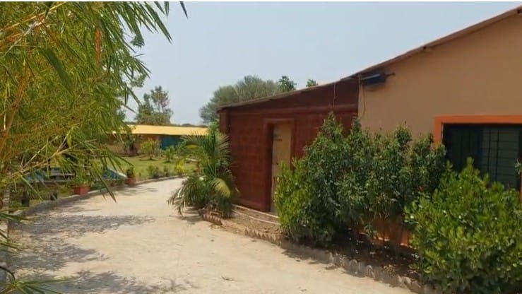 या आश्रमाच्या सभा मंडपासाठी थेट राजस्थान आणि कोकणातून लाल दगड आणल्याचे सांगितले जात आहे.या जागेत भक्तांच्या प्रतीक्षेसाठी मोठा हॉल असून आत मामांची आलिशान केबिन आहे. संपूर्ण आश्रमाला कंपाउंड करण्यात आले असून प्रत्येक ठिकाणी सीसीटीव्ही लावण्यात आले आहेत.