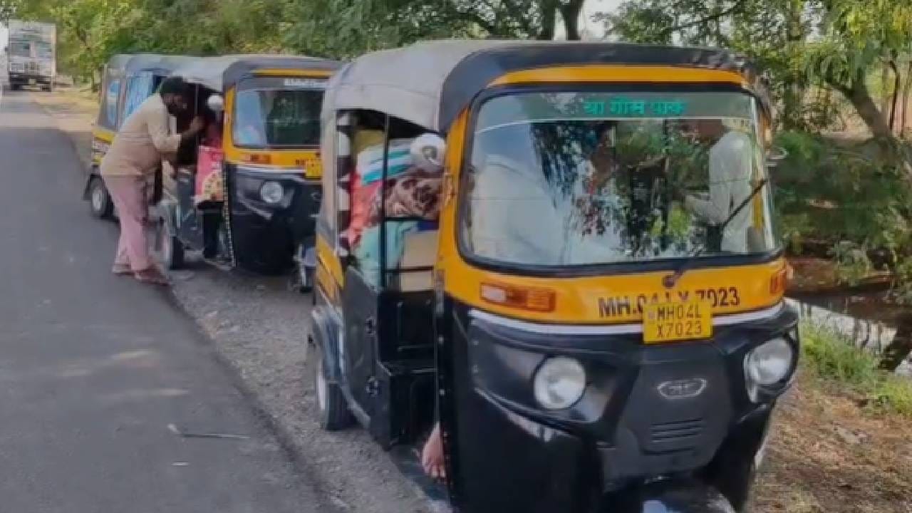 येत्या 1 मे पासून रिक्षा परवान्यासाठी मराठी भाषा येणं बंधनकारक करण्यात आल्याने परप्रांतीय रिक्षाचालकांचे धाबे दणाणले आहेत. या सक्तीमुळे मुंबई, नालासोपारा आणि मुंबई उपनगरांमधील अनेक परप्रांतीय रिक्षाचालक आता आपल्या मूळ राज्याकडे म्हणजेच उत्तर प्रदेश आणि बिहारकडे परतू लागले आहेत. कुटुंबकबिल्यासह हे रिक्षाचालक गावाकडे जायला निघाले आहेत. अधिकचं नुकसान करून घेण्यापेक्षा आपला गाव बरा असं त्यांचं म्हणणं आहे.