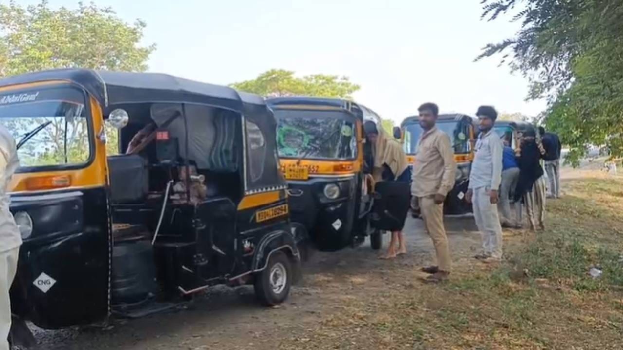 मनसेच्या या इशाऱ्यामुळे परप्रांतिय रिक्षा चालकांमध्ये भीतीचं वातावरण निर्माण झालं आहे. येत्या 1 मेपासून मराठी सक्तीची होणार आहे. त्यामुळे मनसे आणि परप्रांतीय रिक्षाचालक आमनेसामने येण्याची शक्यता असून मोठा राडा होण्याची शक्यता वर्तवली जात आहे. यात आपलं नुकसान होऊ नये म्हणून परप्रांतीय गरीब रिक्षाचालक धस्तावले आहेत. काय करावं आणि काय नाही हेच त्यांना सूचेनासे झाले आहे. 