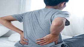 पाठीच्या कण्यात सतत होतायेत वेदना? 'या' लक्षणांकडे करु नका दुर्लक्ष