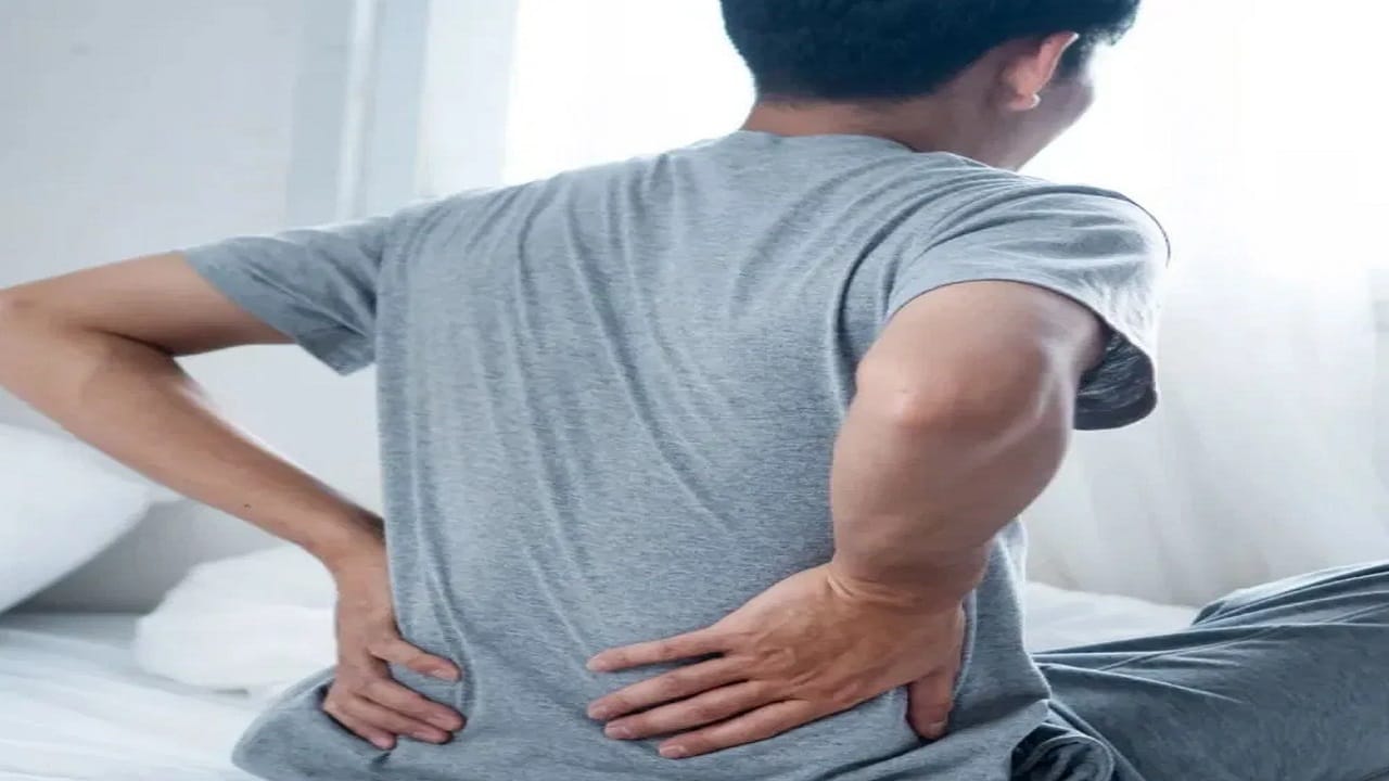 पाठीच्या कण्यात सतत होतायेत वेदना? 'या' लक्षणांकडे करु नका दुर्लक्ष पाठीच्या कण्यात सतत होतायेत वेदना? 'या' लक्षणांकडे करु नका दुर्लक्ष