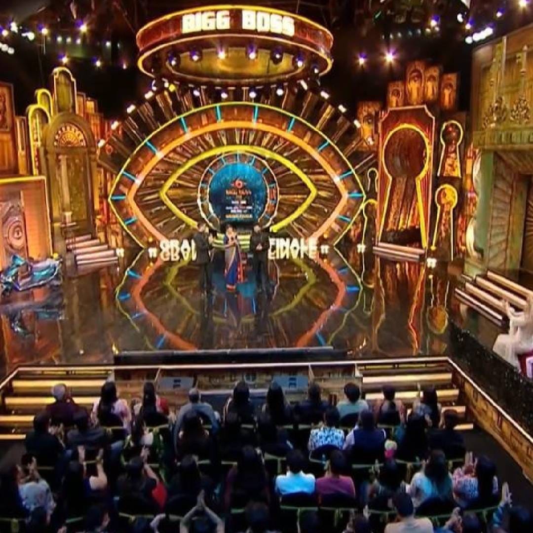 'बिग बॉस मराठी 6'च्या ग्रँड फिनालेमध्ये सूत्रसंचालक रितेश देशमुखने त्याच्या आगामी 'राजा शिवाजी' या चित्रपटाचं प्रमोशन केलं. यासाठी अभिनेता अभिषेक बच्चनसुद्धा ग्रँड फिनालेच्या मंचावर पोहोचला होता. अभिषेकने रितेशच्या 'राजा शिवाजी' या चित्रपटाचं आणि रितेशच्या दिग्दर्शनाचं प्रचंड कौतुक केलं. 
