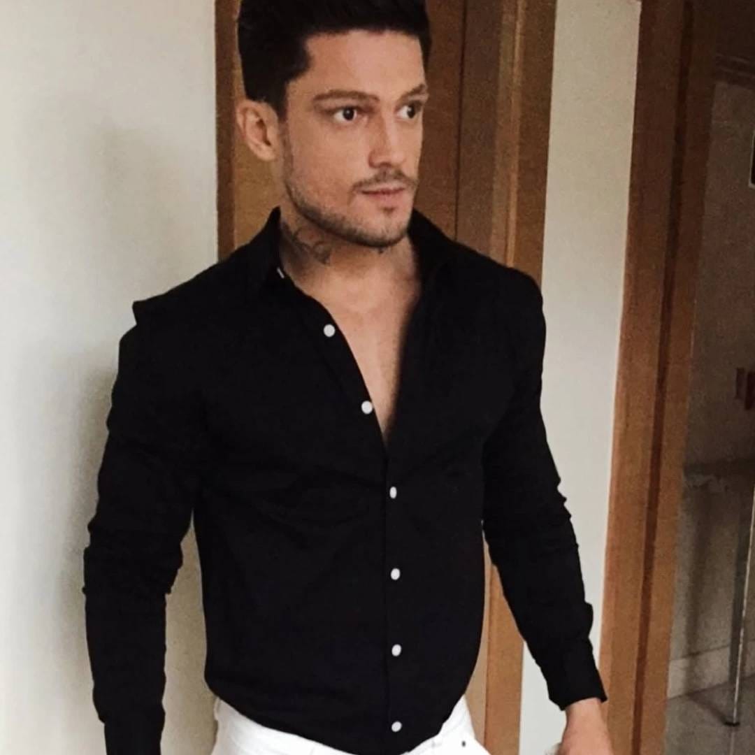 मी 9 वर्षांचा असताना कोणीतरी माझ्या वडिलांना 7 व्या मजल्यावरुन ढकललं होतं. त्यावेळी आईने वडिल आणि घर दोन्ही संभाळलं. पण या लाचारीमुळे वडिल डिप्रेशनमध्ये गेले. 