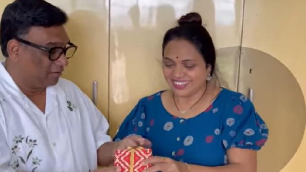 तो म्हणाला, पत्नी चिडली तर गप्प बसायचं. त्याच्या या उत्तराने अनेकांना हसूही आले पण त्यामागे वास्तव अनुभव असल्याचे त्याने पुढे स्पष्ट केले. म्हणाला प्रत्येक घरात कधी ना कधी अशा छोट्या-मोठ्या गोष्टी घडत असतात. फक्त बायकोच नवऱ्याला त्रास देते असे नाही तर नवरा देखील बायकोला त्रास देतो. 