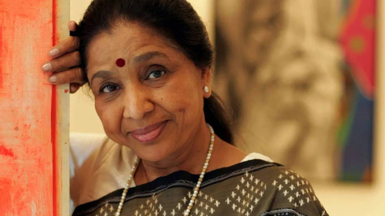 आशाताईंच्या ऑफिशियल इंस्टाग्राम अकाऊंटबद्दल बोलायचं झाल्यास त्या आपल्या फॅमिली मेंबर्सशिवाय फारच कमी लोकांना फॉलो करायच्या. खास बाब म्हणजे त्यांनी फक्त एकाच गायकाला फॉलो केलं.