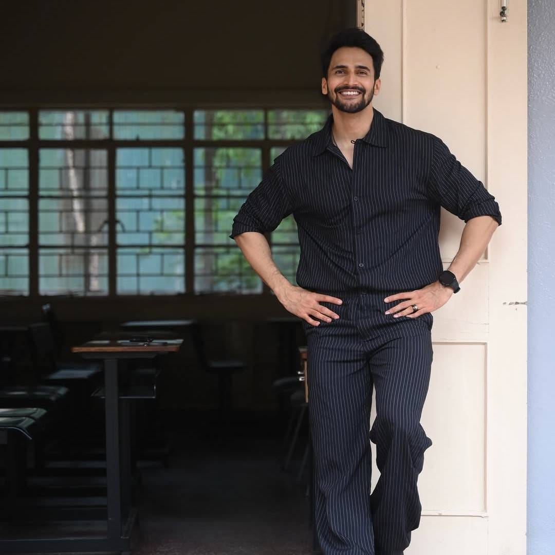 'कदाचित मी तुम्हाला थोडंसं वैयक्तिक अशा भावनेत सामील केलं असेल. पण हा चित्रपट माझ्यासाठी तितकाच जवळचा आहे. स्वप्नसुंदरी', असं भूषणने स्पष्ट केलं. अभिनेत्री सायली पाटीलसोबतचा त्याचा हा चित्रपट येत्या 24 जुलै रोजी प्रदर्शित होणार आहे. 
