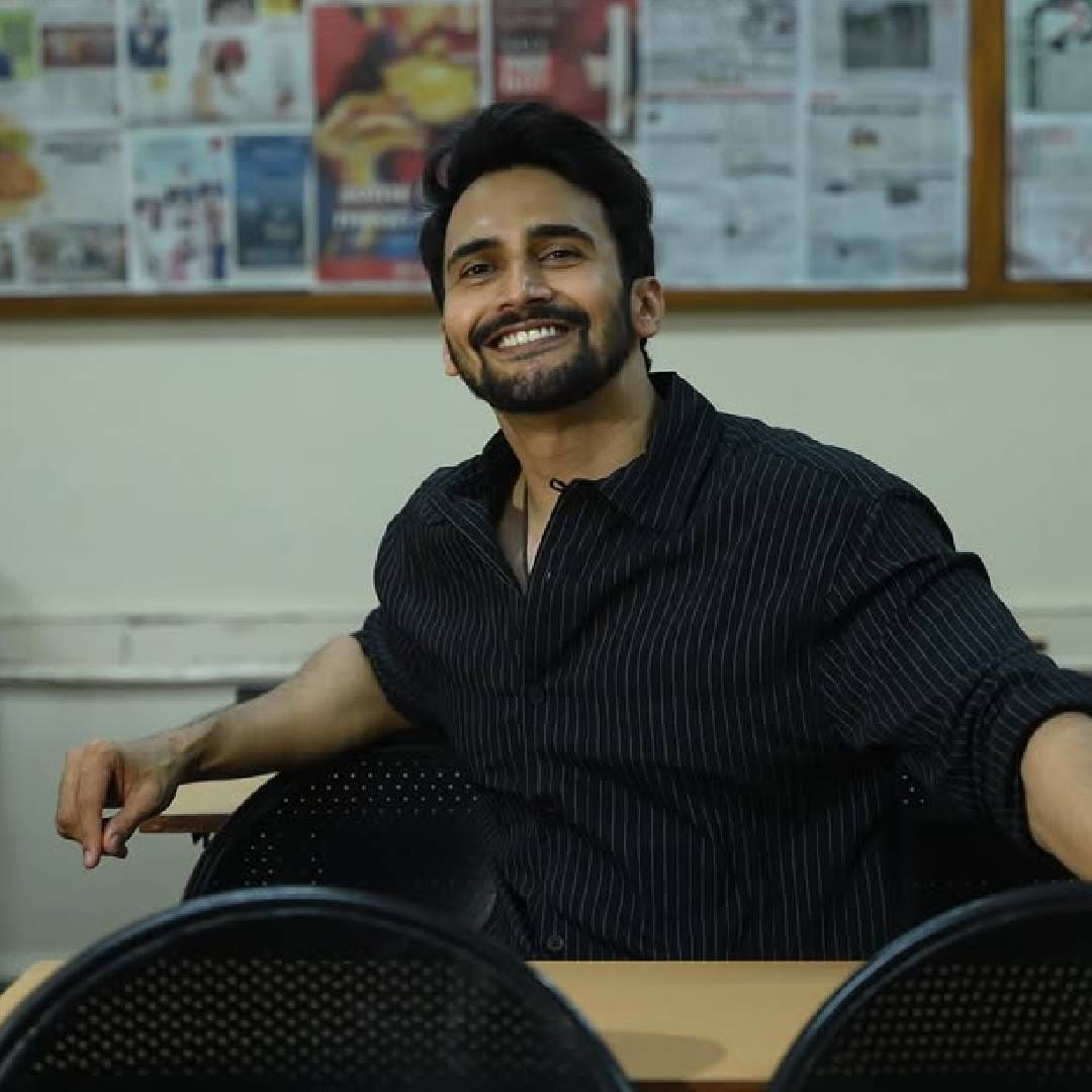 अभिनेता भूषण प्रधानने इन्स्टाग्रामवर फोटो शेअर करत त्याच्या कॅप्शनमध्ये एक तारीख लिहिली होती. ही तारीख होती 24 जुलै 2026. या फोटोमध्ये भूषणने एका तरुणीसोबत रोमँटिक पोझ दिली होती. त्यावरून त्याने साखरपुडा केला असून 24 जुलै रोजी लग्न करणार असल्याच्या चर्चांना उधाण आलं होतं. 
