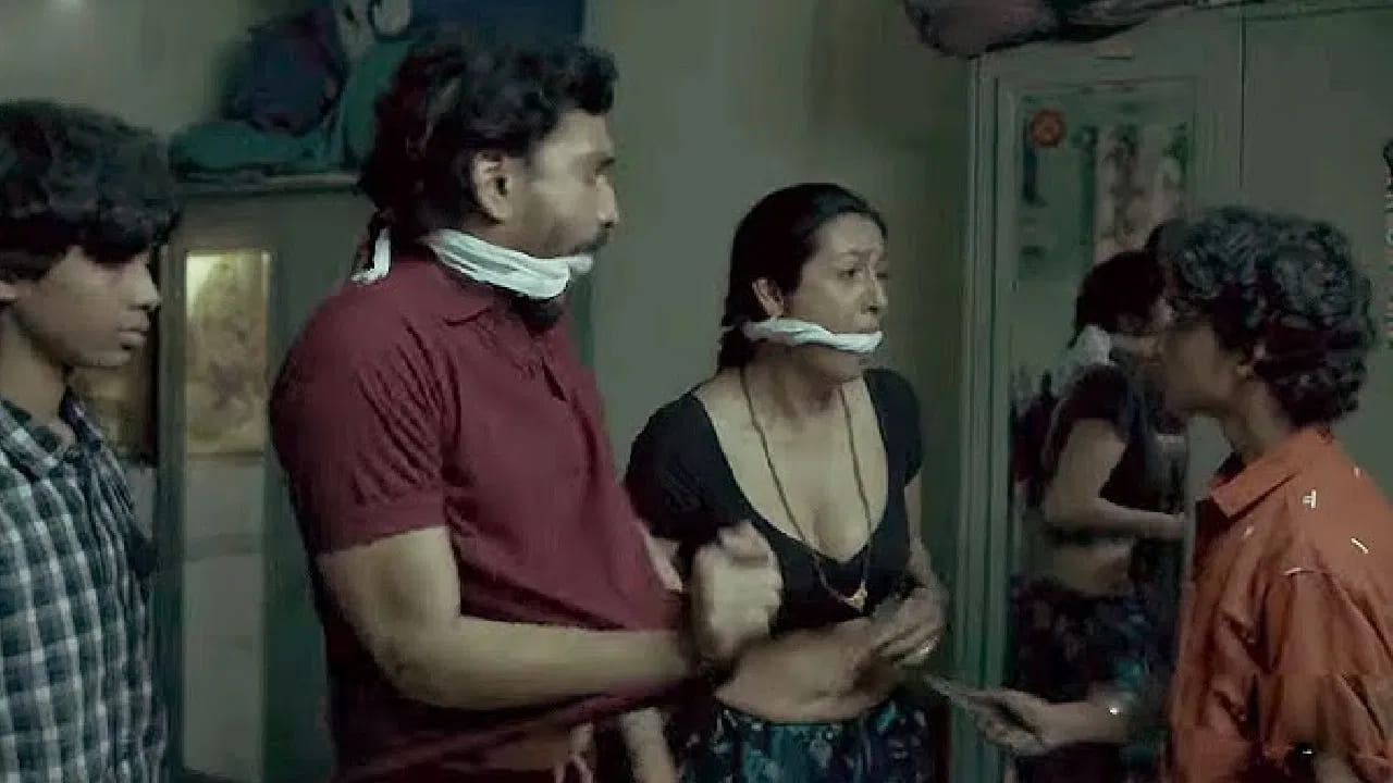 अशाच एका मराठी चित्रपटाची सध्या पुन्हा चर्चा रंगली आहे. नाय वरनभात लोन्चा कोन नाय कोन्चा हा चित्रपट 2022 साली प्रदर्शित झाला होता. मात्र चित्रपटातील अतिशय बोल्ड आणि आक्षेपार्ह दृश्यांमुळे त्यावर बंदी घालण्यात आली होती.