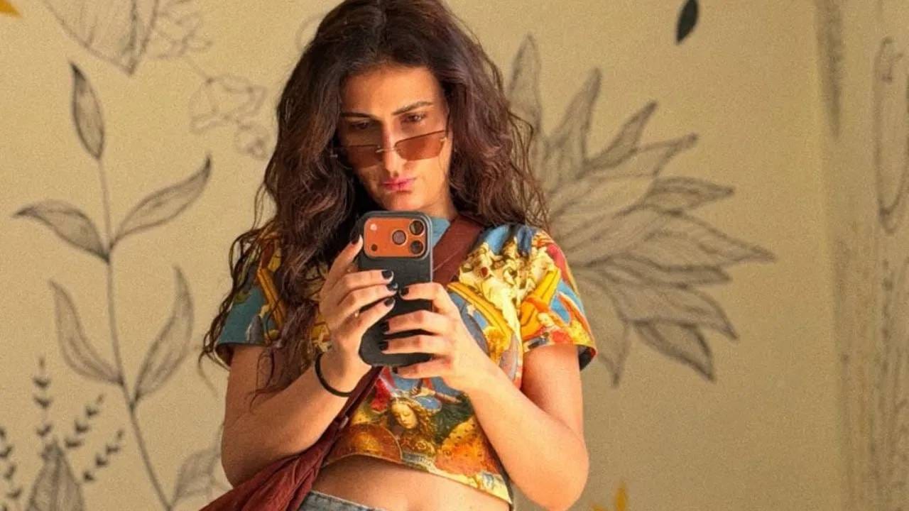 अभिनेत्रीच्या पोस्टची कॅप्शन सुद्धा लोकांमध्ये चर्चेत आहे. त्यात तिने लिहिलय "मला खुश करणं सोपं आहे, मला फक्त समुद्र किनारी किंवा डोंगरांमध्ये घेऊन जा, बाकी काही नको" 