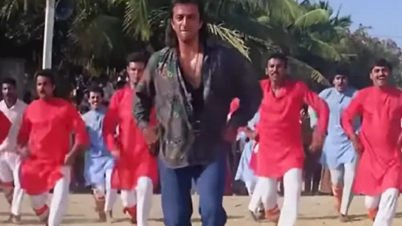 तसेच संजय दत्तच्या आणखी एका गाण्यावरही वाद झाला होता. दिन में लेती है रात में लेती है... अशा ओळींमुळे या गाण्याला डबल मीनिंगचा ठपका लागला होता. आजही हे गाणं बॉलिवूडमधील वादग्रस्त गाण्यांच्या यादीत गणलं जातं.