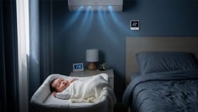 एसी सुरु करून बाळाला झोपवताय? या चुका केल्यास बाळ पडू शकते आजारी.