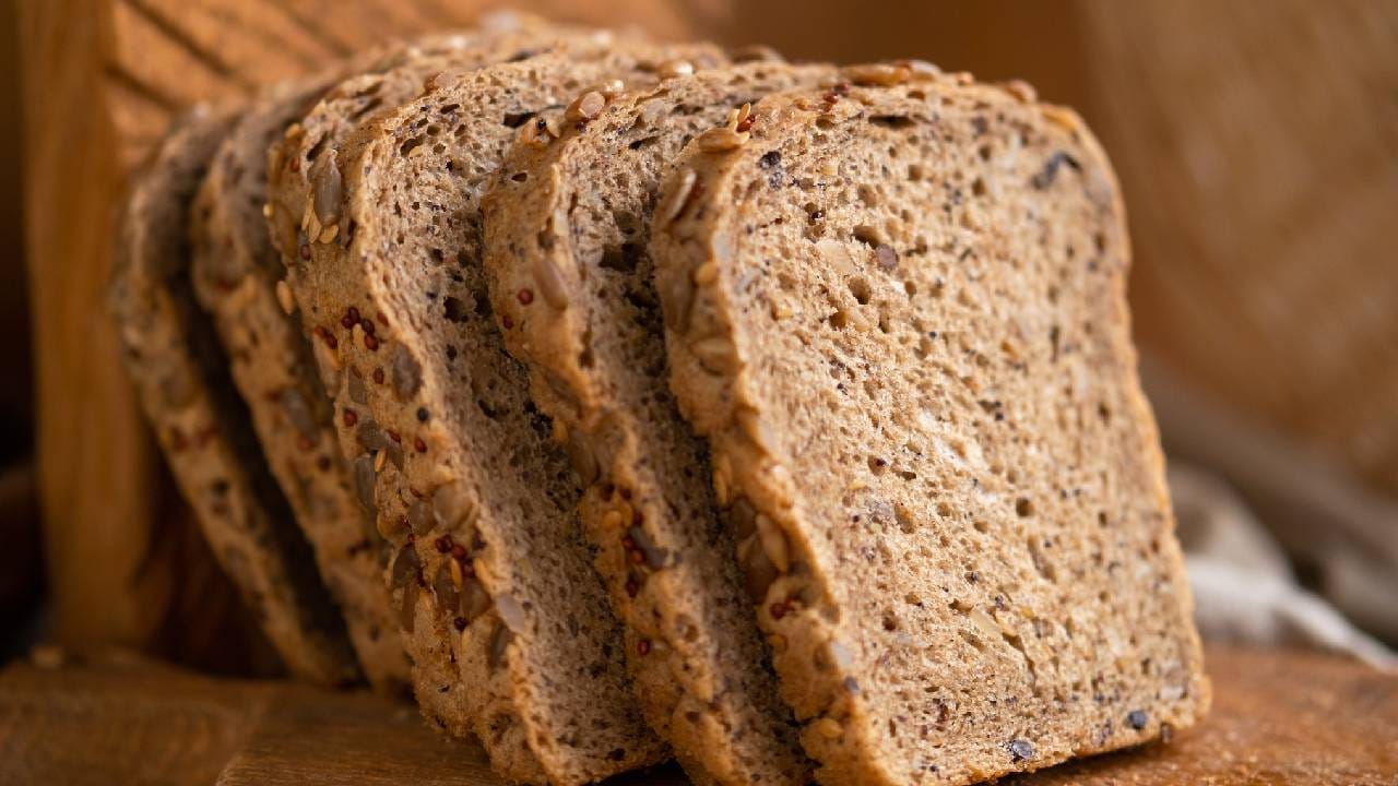 जेव्हा ओव्हनमध्ये ब्रेड किंवा केक भाजला जातो, तेव्हा त्याची पुढची आणि मागची बाजू उष्णतेच्या अधिक थेट संपर्कात येते. हे भाग तापमानाच्या अधिक संपर्कात येत असल्यामुळे, ते लवकर शिजतात. यामुळे कडेचे काप अधिक गडद आणि थोडे कडक होतात, तर मधले काप मऊ आणि स्पंजसारखे राहतात.