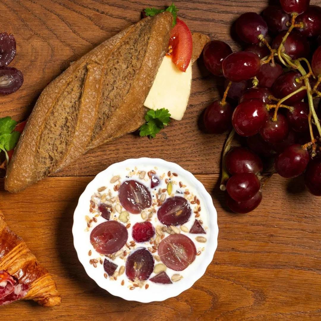 ब्रेकफास्टकडे दुर्लक्ष करणं आरोग्यासाठी चांगलं नाही. अनेक रिपोर्ट्समधून हे समोर आलय. यामुळे डायबिटीजचा धोका वाढतो. पण तुम्हाला हे माहितीय का? काही लोक हेल्दी ब्रेकफास्टमध्ये सुद्धा चूका करतात. जाणून घेऊया त्या बद्दल. 