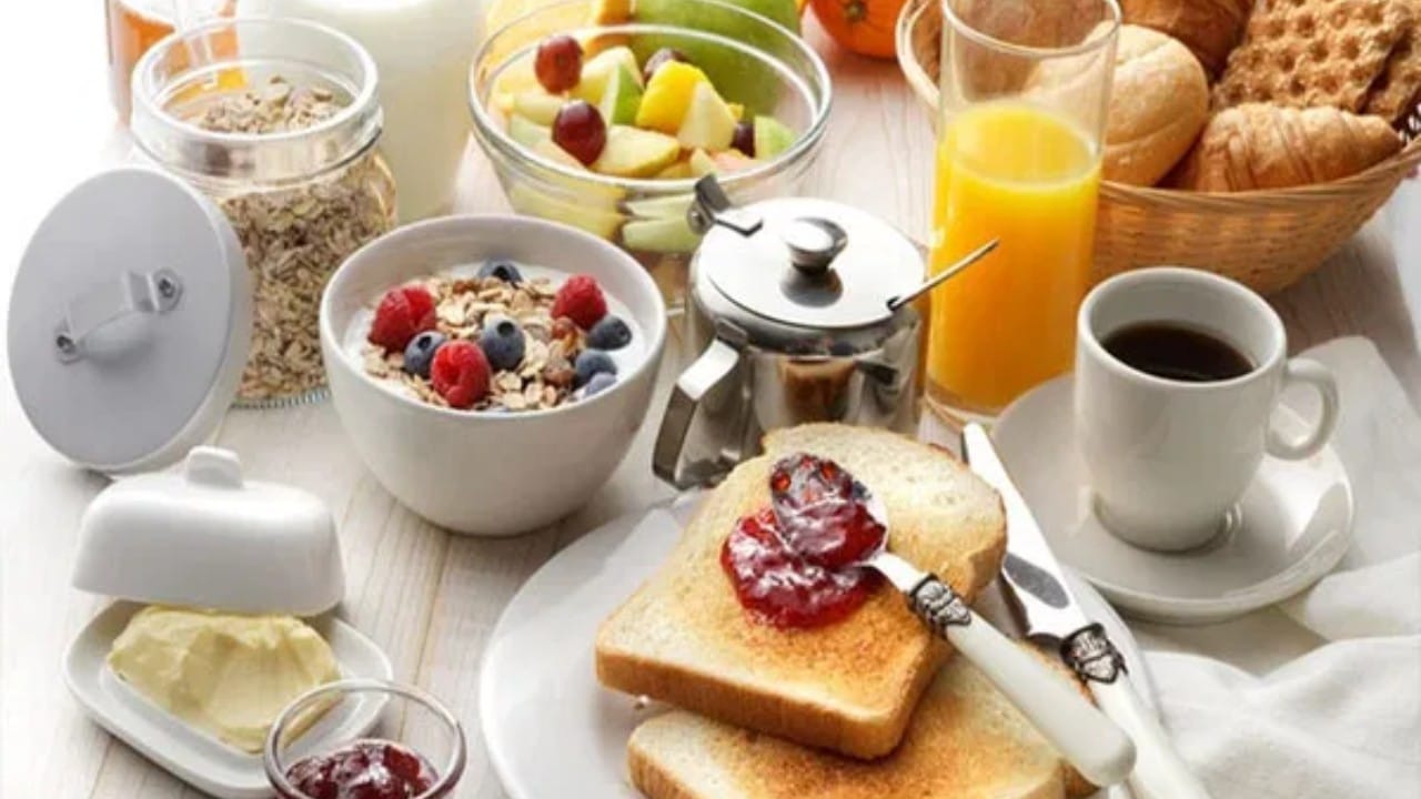 त्यामुळे सकाळी हे पदार्थ खाल्ल्यानंतर शरीराला दिवसभराच्या कामासाठी आवश्यक असलेली ऊर्जा त्वरित मिळते. पोह्यामध्ये असलेल्या लोहामुळे (Iron) थकवा दूर होण्यास मदत होते.