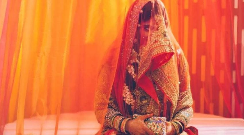  लग्नाच्या मंडपात एकीकडे मंत्रोच्चार होत असतात तर दुसरीकडे सर्व पाहुण्यांचे एकाच गोष्टीकडे लक्ष असते. जेव्हा नवरदेव नवरीला कुंकू लावतो तो क्षण प्रत्येकालाच पाहायचा असतो. नवरीसाठी हा एक भावनिक क्षण असतो. त्या क्षणापासून वधू आणि वर एकमेकांसोबत आयुष्यभर राहण्याचं वचन देतात. 