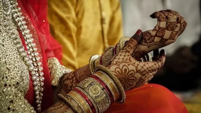 परंतु अनेकदा कुंकू लावता ते अचानक नवरीच्या नाकावर किंवा कपाळावर कुठेतरी लागते. याचा अनेकजण वेगवेगळा अर्थ लावतात. नवरदेव नवरीला कुंकू लावताना तेच कुंकू जर नाकावर पडले तर ते शुभ मानले जाते. याबाबत नेमकी काय मान्यता आहे ते जाणून घेऊ या... 