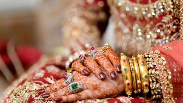 नवरीच्या नाकावर कुंकू सांडले तर नवरदेला चांगले आयुष्य लाभणार आहे असाही त्यातून अर्थ काढला जातो. तसेच कुटुंबात एममेकांच्या प्रती आनंद आदर स्नेह कायम राहील असाही संकेत यातून मिळतो. लग्नानंतर त्या घरात भरभराट येईल असेही म्हटले जाते. 