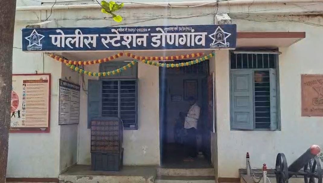 बुलढाणा जिल्ह्यातील मेहकर तालुक्यातील एका गावातील जिल्हा परिषदेच्या प्राथमिक शाळेत धक्कादायक प्रकार समोर आला आहे. इयत्ता तिसरीत शिकणाऱ्या तीन विद्यार्थिनींसोबत 58 वर्षीय शिक्षकाने लैंगिक अत्याचार केल्याचं उघडकीस आलं आहे.