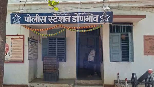 बुलढाणा जिल्ह्यातील मेहकर तालुक्यातील एका गावातील जिल्हा परिषदेच्या प्राथमिक शाळेत धक्कादायक प्रकार समोर आला आहे. इयत्ता तिसरीत शिकणाऱ्या तीन विद्यार्थिनींसोबत 58 वर्षीय शिक्षकाने लैंगिक अत्याचार केल्याचं उघडकीस आलं आहे.