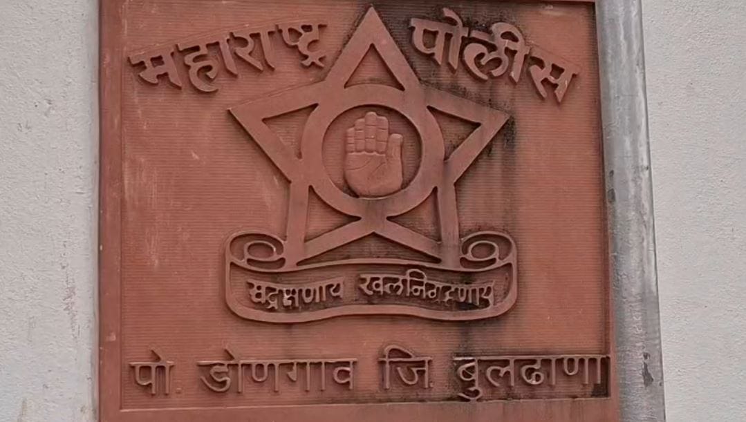 आज सकाळी हा प्रकार उघडकीस आल्यावर गावातील नागरिकांनि शेकडोच्या संख्येने शाळेकडे धाव घेतली. नराधम शिक्षकाला नागरिकांनी तसेच महिलांनी या शिक्षकाला चागलाच चांगला चोप दिला. 