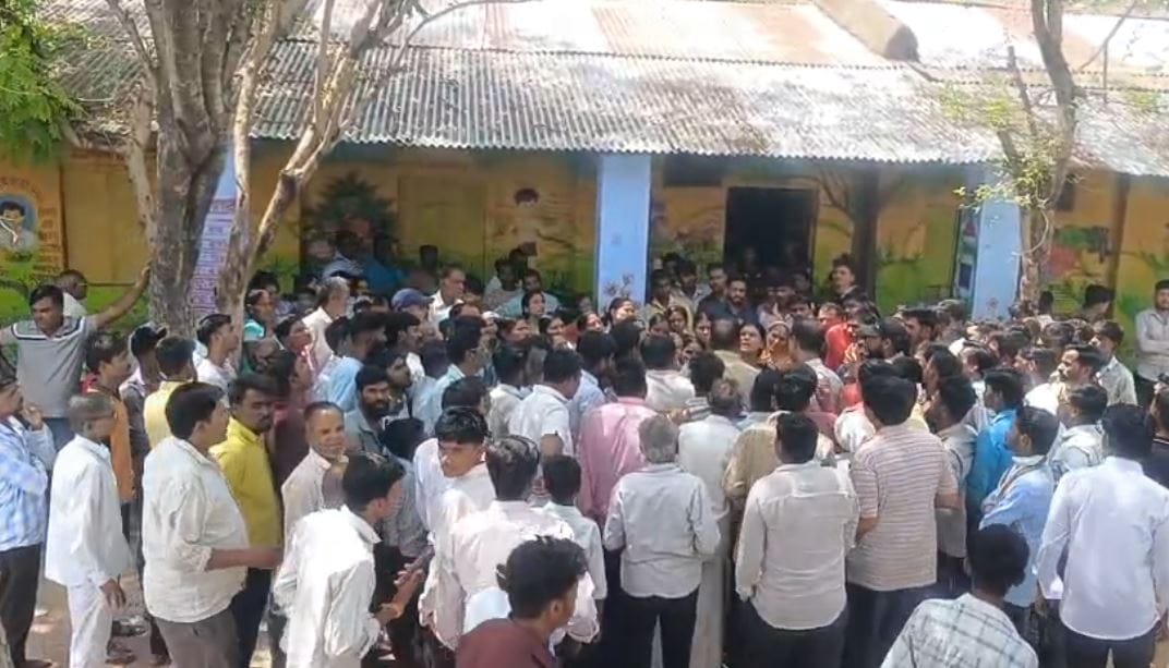 या घटनेची माहिती डोनगाव पोलिसांना देण्यात आली व पोलिसांनी संशयित आरोपी शिक्षकाला (महादेव आत्माराम मानतोडे) ताब्यात घेतलं. गावकरी पोलिसांना या शिक्षकाला घेऊन जाण्यास मज्जाव करत होते.