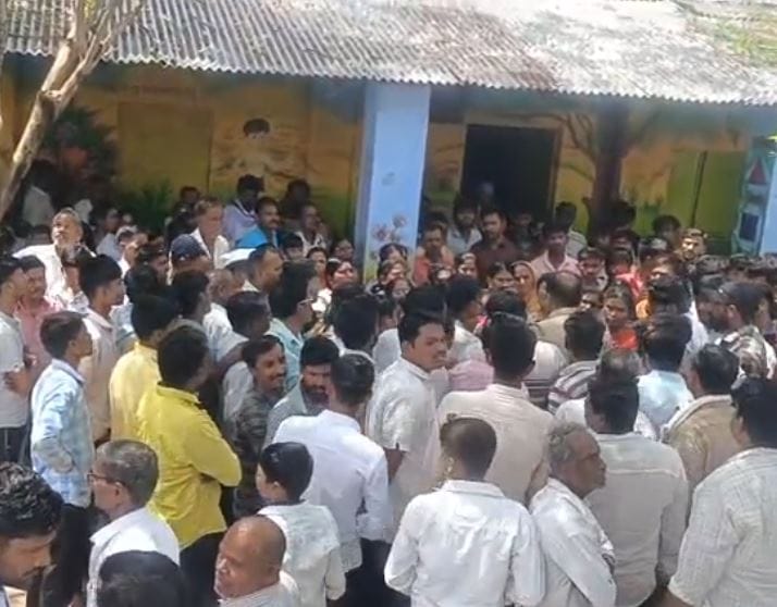 वाद वाढू नये म्हणून पोलिसांनी ग्रामस्थांना समजावून आरोपीला ताब्यात घेतले आहे. सध्या पीडित मुलींचा जबाब घेणे सुरू आहे. पीडित मुलींच्या जबाबानंतर गुन्हा दाखल होईल असे पोलिसांनी सांगितले आहे.