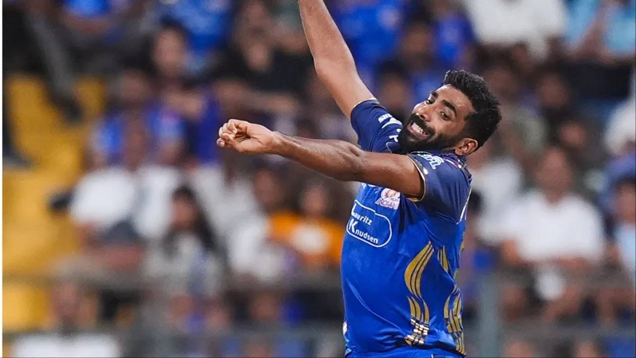   मुंबई इंडियन्सच्या वेगवान गोलंदाजीची सरासरी 65.81 आहे. जी 10 टीम्समध्ये सर्वात जास्त खराब आहे. MI कडून आतापर्यंत 7 बॉलर्सनी गोलंदाजी केलीय. त्यांनी पहिल्या पाच सामन्यात 21 डावात 63.4 ओव्हर टाकल्या.  724 धावा देऊन 11 विकेट काढले.  (Photo: PTI)