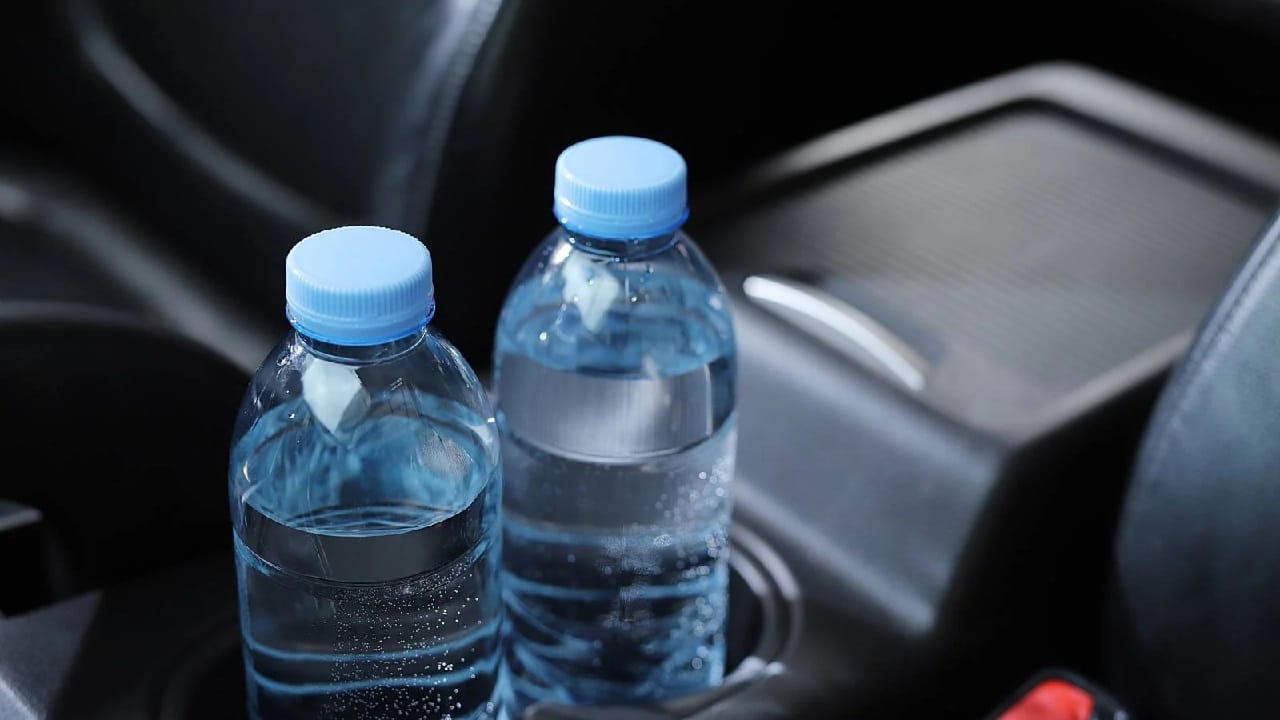 उन्हाळ्यात कारमध्ये पाण्याची बाटली ठेवणं ठरू शकतं जीवघेणं, ‘या’ एका चुकीमुळे लागू शकते आग